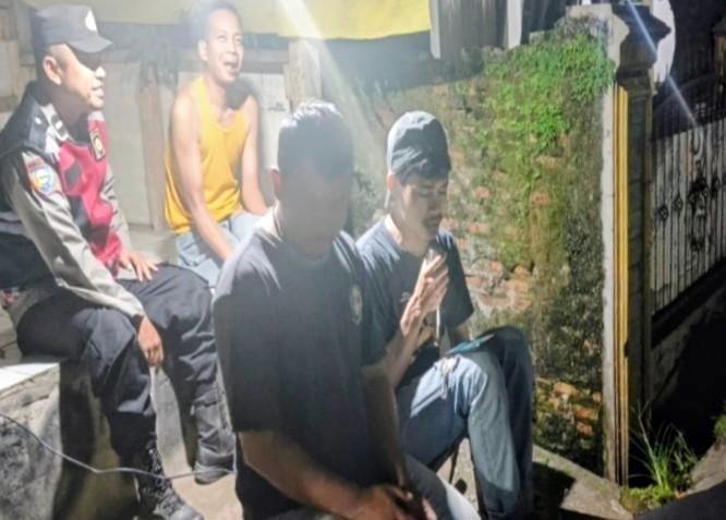 Bhabinkamtibmas Polsek Tegalwaru Ngobrol Santai Bareng Warga Kampung Bakan Harendong Ajak Waspada