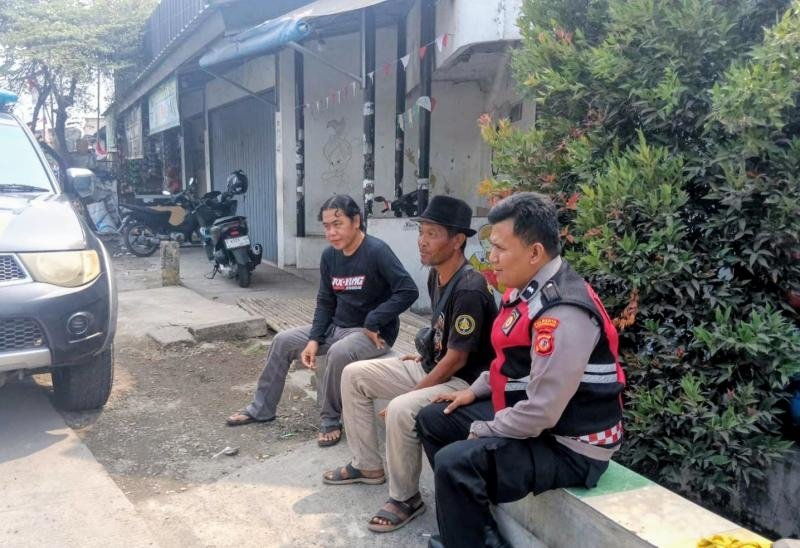 Antisipasi Gukamtibmas, Bhabinkamtibmas Polsek Telagasari Sebar Layanan Pengaduan 110