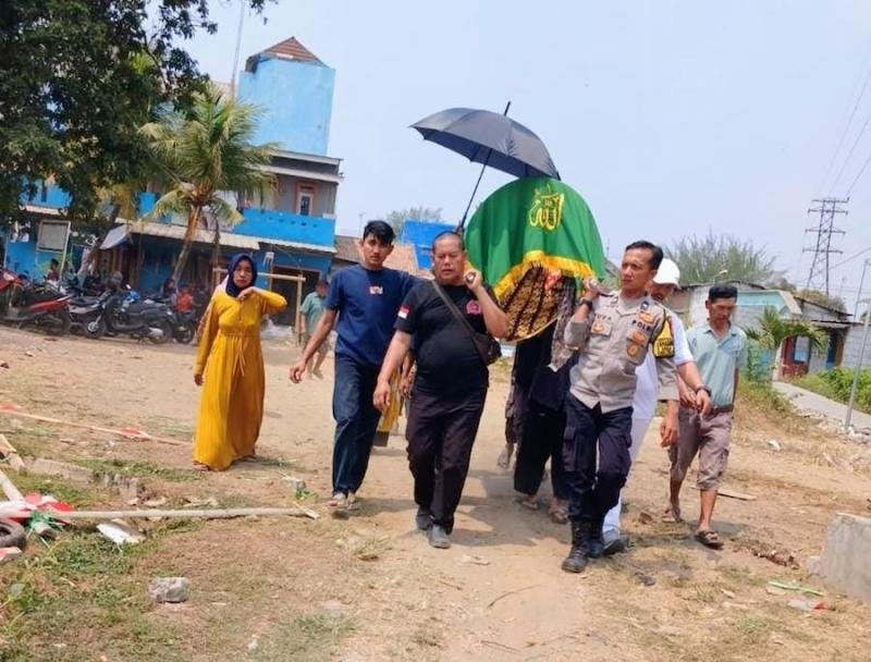 Bhabinkamtibmas dan Babinsa Antar Jenazah Warga hingga ke TPU Kalipandan