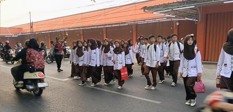 Polsek Telagasari Bantu Siswa Menyebrang di Pagi Hari Bentuk Realisasi Sapa Pagi