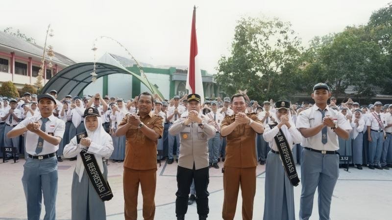 Wakapolresta Karawang Hadir di SMAN 5, Gaungkan Program Polisi Peduli Pendidikan untuk Cegah Kenakalan Remaja