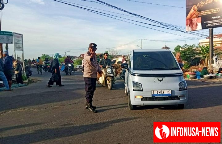 Berikan Pelayanan Maksimal Kepada Pengguna Jalan, Kapolsek Rengasdengklok Laksanakan Gatur Lalin Pagi