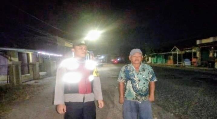 Brigadir Alpian Budi Bhabinkamtibmas Ikut Serta Dalam Giat Ronda Bersama Warga