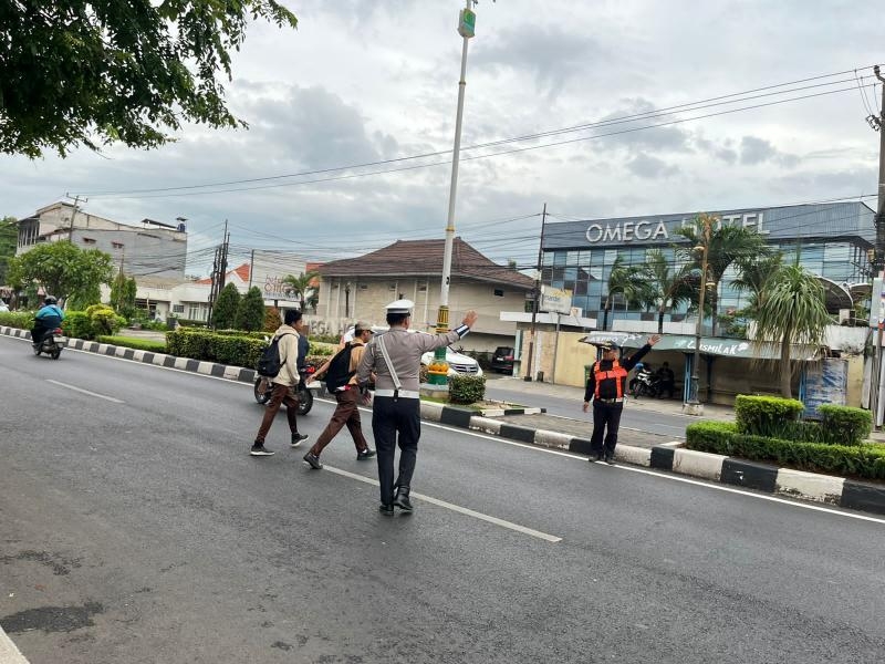 Upaya Polantas di Polres Karawang, Hadirkan Pelayanan Prima melalui Kegiatan Gatur Lalin