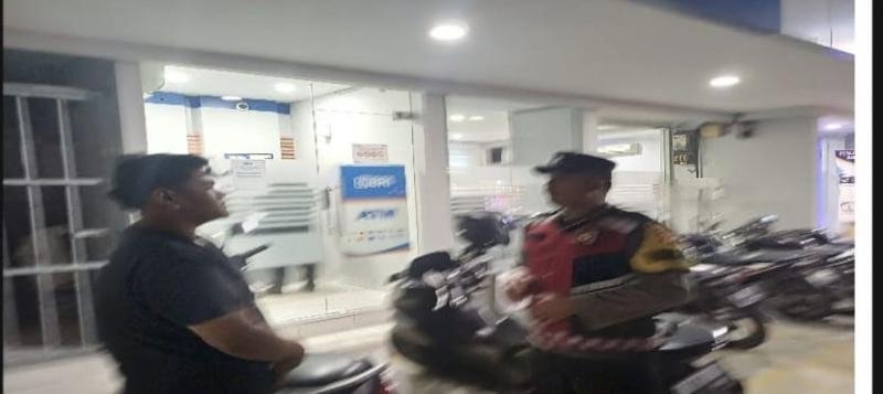 Personil Polsek Tegalwaru Monitoring dan Sambang Bank Loji Serta Edukasi Warga Pada Patroli Malam