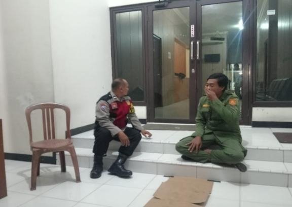 Bhabinkamtibmas Polsek Telagasari Laksanakan Siskamling Bersama Warga, Pastikan Lingkungan Kondusif