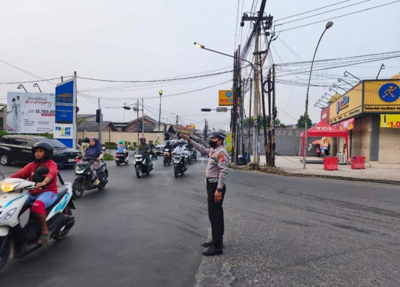 Unit Lantas Polsek Telukjambe Gelar Gatur Pagi Guna Cegah Kemacetan di Lampu Merah Bintang Alam
