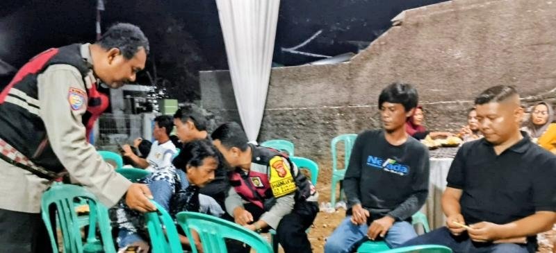 Polsek Rawamerta Gelar Patroli KRYD di Lokasi Hajatan Pernikahan, Sampaikan Imbauan Kamtibmas kepada Warga