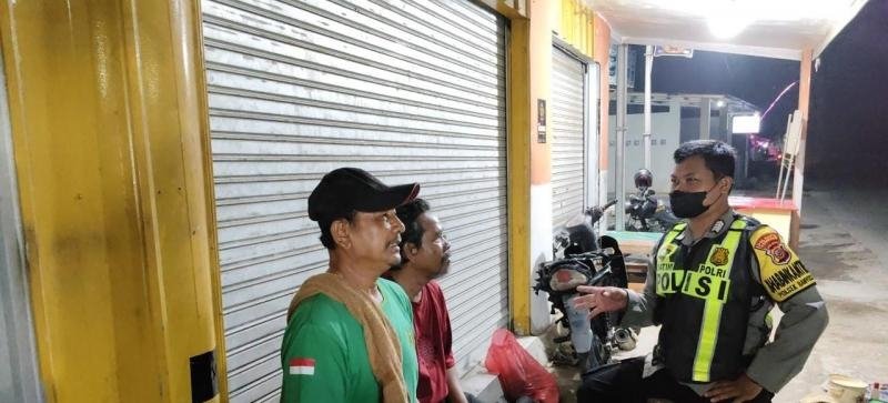 Anggota Bhabinkamtibmas Ikut Serta Dalam Giat Ronda Bersama Warga