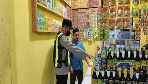 Anggota Prekat Polsek Banyusari Gelar Razia Miras Demi Ciptakan Situasi Kamtibmas Kondusif