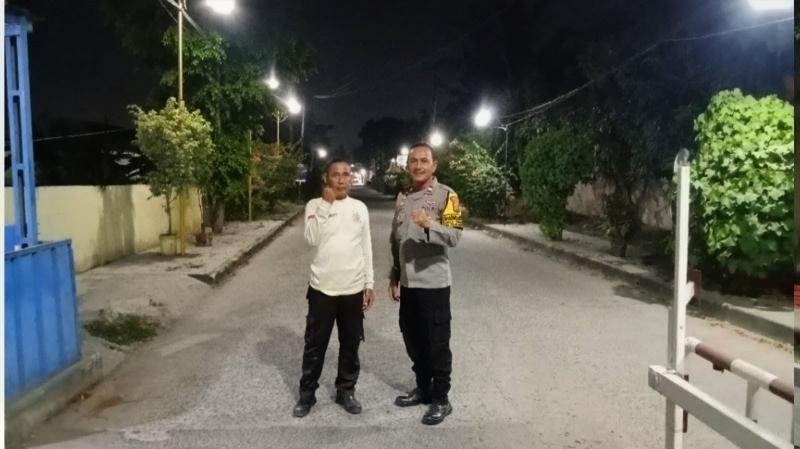 Polisi Laksanakan Patroli Prekat, Beri Pesan Kamtibmas Kepada Security Komplek Perum Puri Telukjambe