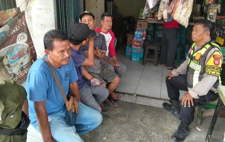 Polisi Bersama Masyarakat, Personel Polsek Klari Sapa Sopir Angkot di Depan SPBU Desa Duren, Sampaikan Pesan Kamtibmas