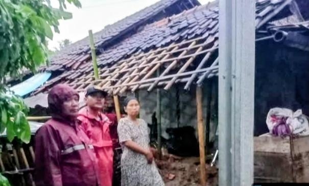 Hujan dan Angin Kencang Luluhlantakkan Rumah Warga Indramayu, Harapan Bantuan Menguat