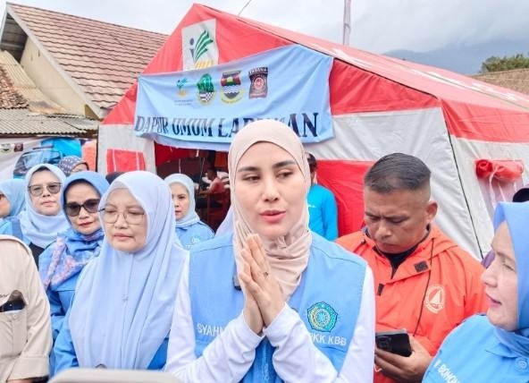 Syahnaz Sadiqah Tinjau Korban Longsor di Bandung Barat, Fokus Trauma Healing Anak dan Kelompok Rentan