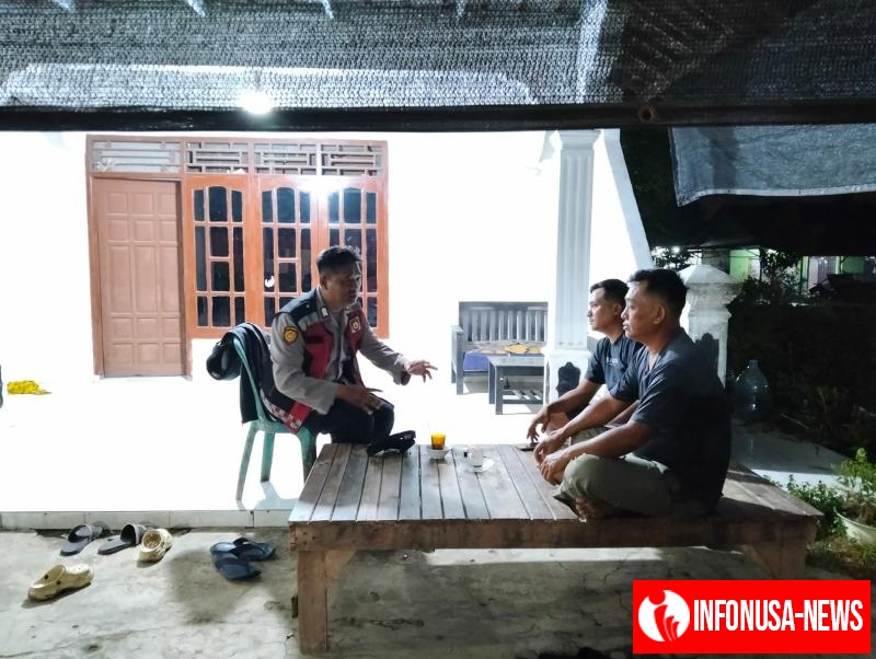 Anggota Polsek Batujaya Sambangi Masyarakat Desa Karyabakti untuk melaksanakan Kegiatan Ngawangkong