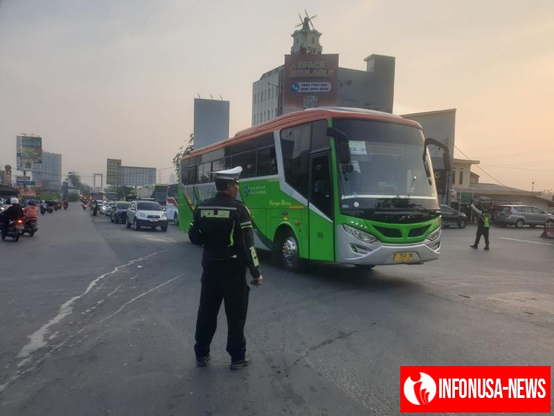Satlantas Polres Karawang Gelar Gatur Lalin, Urai Kemacetan Kendaraan di Jalan Raya