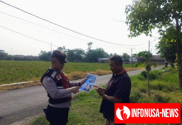 Personil Bhabin Polsek Banyusari Melaksanakan Giat Sosialisasi QR Barcode Pengaduan ke Divisi Propam Polri