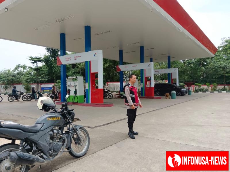 Cegah Kejahatan, Sigap Dua Personil Polsek Tegalwaru Patroli Siang Monitor SPBU Loji