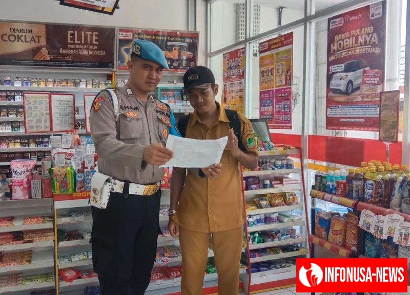 Personil Polsek Tempuran Melaksanakan Sosialisasi QR Barcode Yanduan Divpropam Polri kepada Masyarakat.