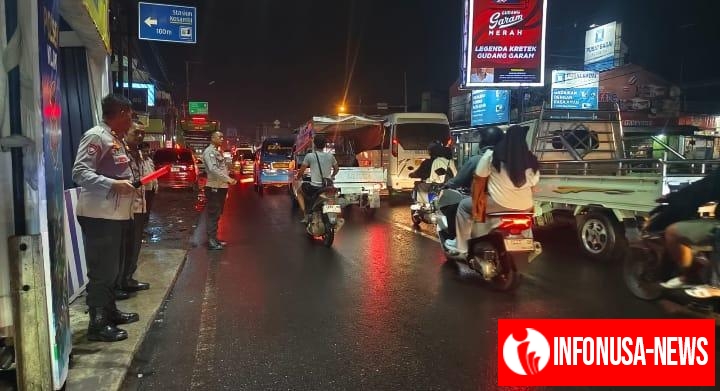 Personel Pospam Kosambi Polsek Klari Lakukan Pengaturan Arus Lalu Lintas di Depan Pospam