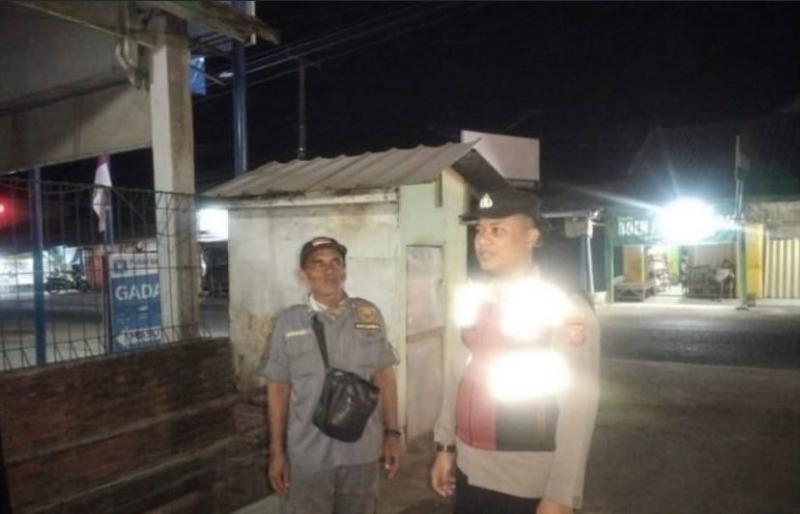 Upaya Anggota Polsek Banyusari Menghimbau Warga Untuk Waspada C3 Saat Ramadhan