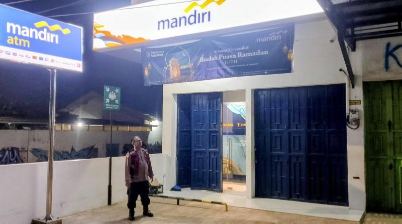 Kanit Sabhara Polsek Batujaya Ciptakan Keamanan di Bank Mandiri Unit Batujaya