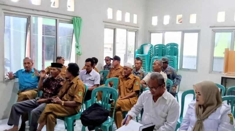 Bentuk Sinergitas Polri dan Pemerintah, Bhabinkamtibmas Polsek Tegalwaru Ikuti Rapat Minggon Desa