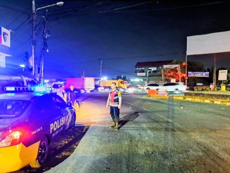 Antisipasi C3, Personel Samapta Polsek Klari Patroli Malam Strong Point di Traffic Light Karawang Timur
