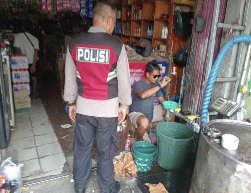 Pastikan Toko dan Kios di Loji Aman, Personil Polsek Tegalwaru Giat Patroli Siang Cegah C3