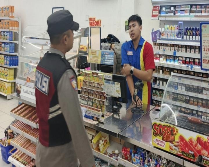 Personil Polsek Tegalwaru Edukasi Humanis Warga di Minimarket Loji Agar Waspada Pada Patroli Siang