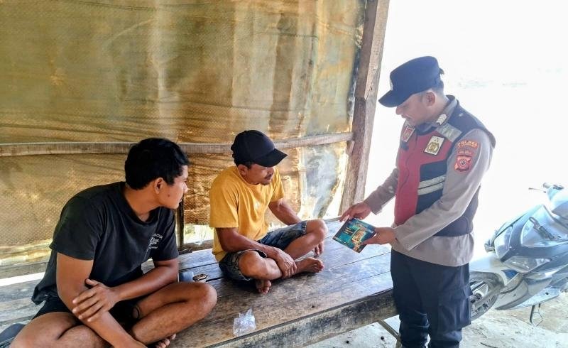 Anggota Polsek Pangkalan Lakukan Sosialisasi Pengaduan Cepat Propam Polri Kepada Warga Kampung Citaman