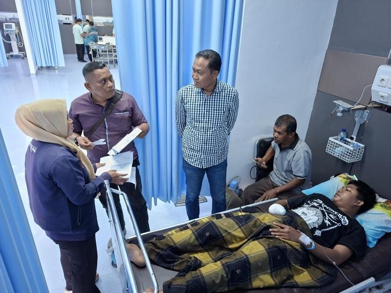 Personil Polsek Klari Bersama Tim Inafis Polres Karawang Cek TKP Tawuran dan Bawa korban Luka Ke Rumah Sakit Untuk Mendapatkan Penanganan Medis