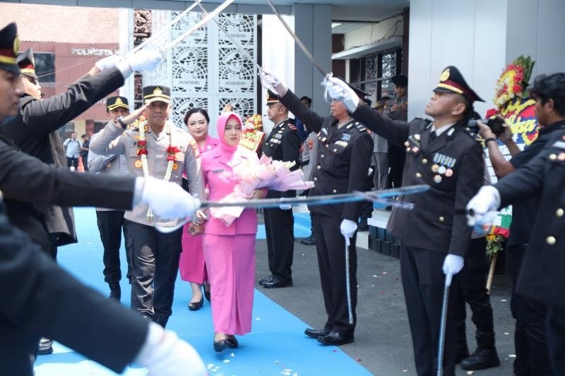 Mengakhiri Masa Tugas dengan Penghormatan, AKBP Fiki N. Ardiansyah Dilepas dalam Upacara Farewell Parade oleh Kapolresta Karawang Kombes Pol Mario Prahatinto