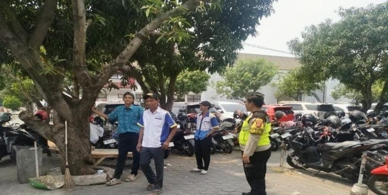 Kala Bhabinkamtibmas Laksanakan Patroli Dialogis, Sambangi Warga di Parkiran RSUD Karawang