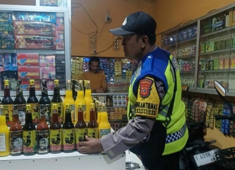 Giat Sambang Anggota Prekat Polsek Banyusari Gelar Razia Miras Demi Ciptakan Situasi Kamtibmas Kondusif