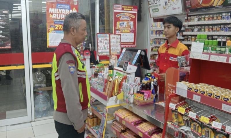 Cegah Aksi Pencurian di Minimarket Loji Jadi Atensi Giat Patroli Malam Personil Polsek Tegalwaru