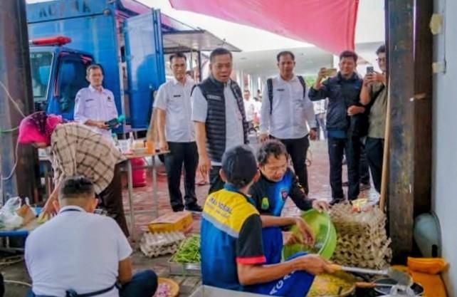Menjaga Asa di Tengah Banjir, Bupati Karawang Pastikan Dapur Umum Tetap Layak dan Aman