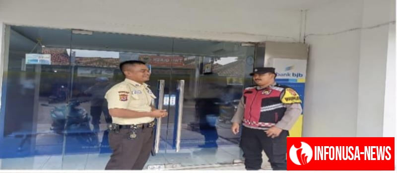 Personil Polsek Tegalwaru Patroli Siang Edukasi Petugas Jaga Bank BJB dan Pastikan Aman