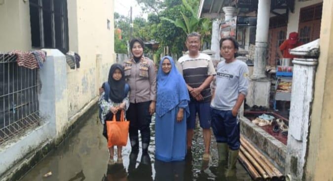 Panit Binmas Polsek Rengasdengklok Sambang Sekaligus Monitoring Warga Terdampak Banjir