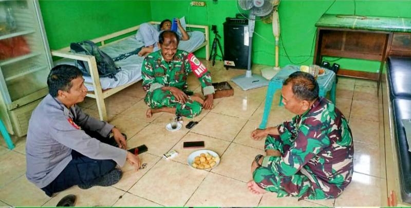 Perkuat Sinergitas TNI-Polri, Bhabinkamtibmas Polsek Rengasdengklok, Laksanakan Silaturahmi Ke Makoramil 0404/Rdk