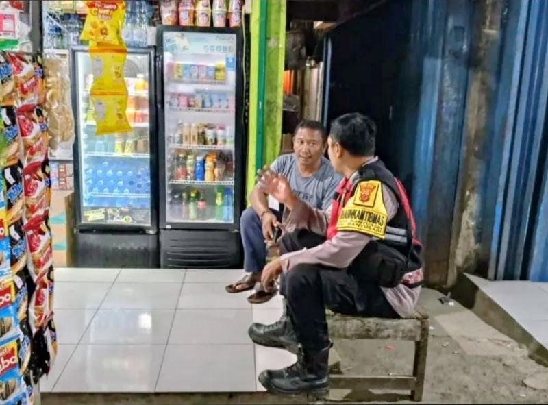 Upaya Anggota Polsek Banyusari Melaksanakan Sosialisasikan Bahaya Judi Online Kepada Masyarakat di Wilayah.Binaan