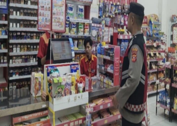 Minimarket Loji Disambangi Personil Polsek Tegalwaru Petugas Jaga Diimbau Waspada