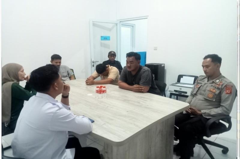 Bhabinkamtibmas Laksanakan Giat Sambang Humanis, Sapa Aparatur Perangkat Desa Jatilaksana