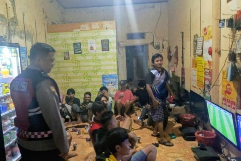 Khususnya di wilkum polsek tempuran, Himbau anak muda yang sedang nongkrong agar mentaati peraturan jam malam.
