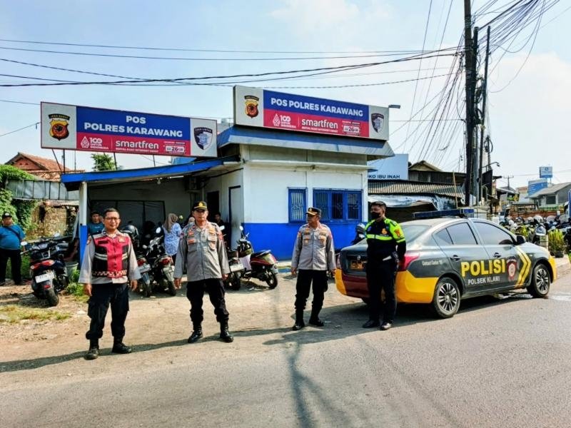 Kapolsek Bersama Personel Polsek Klari Laksanakan Pengamanan dan Monitoring Arus Lalu Lintas di Traffic Light Karawang Timur