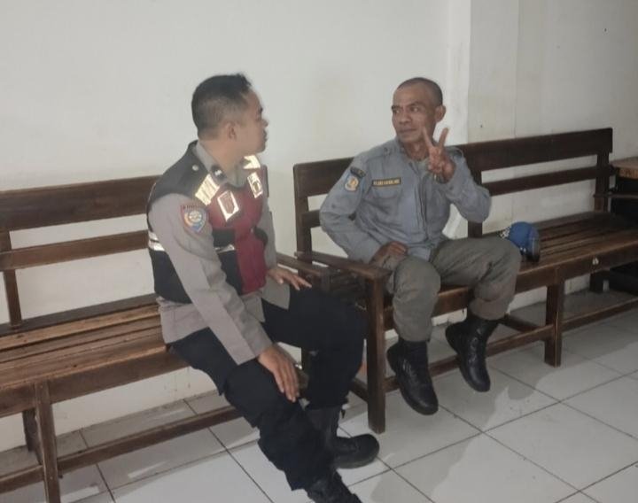 Ngobras Kamtibmas Jadi Pesan Bhabinkamtibmas Polsek Tegalwaru Sambang Warga di Posronda Sangkuriang