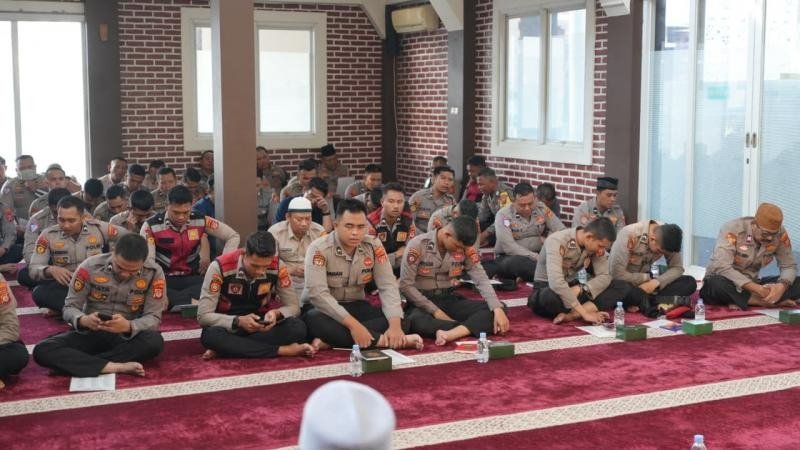 Polresta Karawang Gelar Binrohtal Rutin, Perkuat Mental Spiritual Personel demi Pelayanan Maksimal