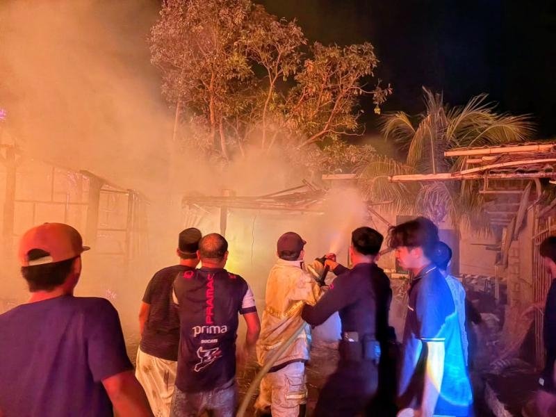 Kebakaran Melanda Desa Sade, Brimob Polda NTB Turunkan Water Cannon Bantu Pemadaman dan Evakuasi