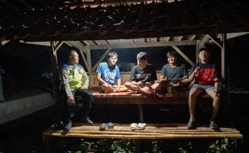 Bhabinkamtibmas Polsek Telagasari Bersama Warga Laksanakan Siskamling, Wujudkan Kamtibmas yang Kondusif