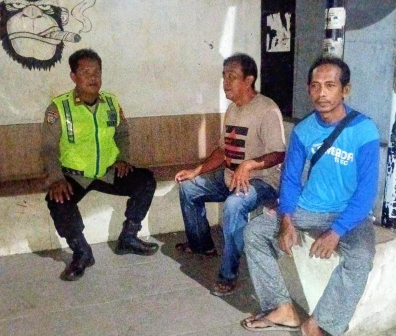 Bhabinkamtibmas Polsek Telagasari Jaga Keamanan Bersama Warga Waspada Gukamtibmas